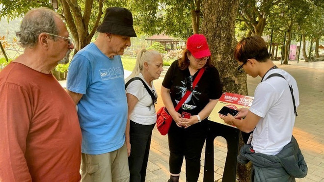 Des touristes étrangers visitant le parc écologique de Thung Nham ont été enthousiasmés par le projet « Yêu lắm Việt Nam », présenté par les guides touristiques. Ils expriment le souhait de voir le projet bientôt disponible en langues étrangères afin de pouvoir en profiter pleinement lors de leur visite. Photo: NDEL thung-nham.jpg