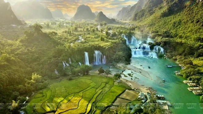Les chutes tombent sur une série de terrasses formées par des corniches de roches de calcaire. Photo : VNA cascade-de-ban-gioc.jpg