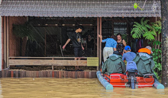 Les équipes de secours fournissent une aide vitale aux habitants sinistrés de Huê. Photo : laodong.vn hue-secours.jpg
