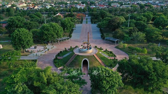 L'ancienne citadelle de Quang Tri attire les anciens combattants vietnamiens et américains qui veulent revenir sur leurs anciens fronts mais aussi et de plus en plus nombreux des touristes. Photo: VNA memorial-citadelle-quang-tri.jpg