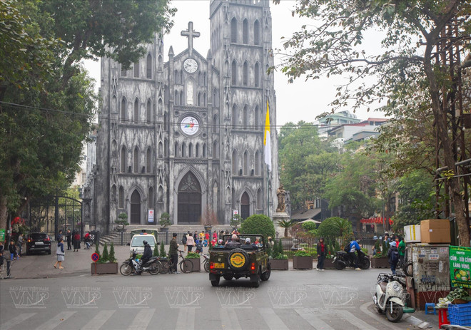 Voyage à Hanoi en jeep est une des expériences préférées de nombreux touristes étrangers. Photo: VNP voyage-a-hanoi-en-jeep.jpg