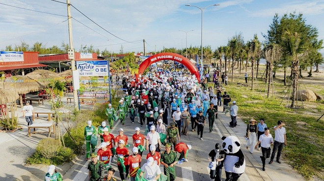 Près de 1 000 personnes participant à l'événement Huê Plogging 2025. Photo : khamphahue hue-plogging-2025.jpg