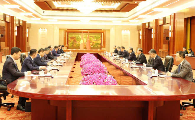 Entrevue entre le vice-président de l’Assemblée nationale du Vietnam, Trân Quang Phuong et le président du Comité permanent de l’Assemblée populaire nationale (APN) de Chine, Zhao Leji, à Pékin, le 20 août. Photo : VNA tran-quang-phuong-zhao-leji-a-pekin.jpg