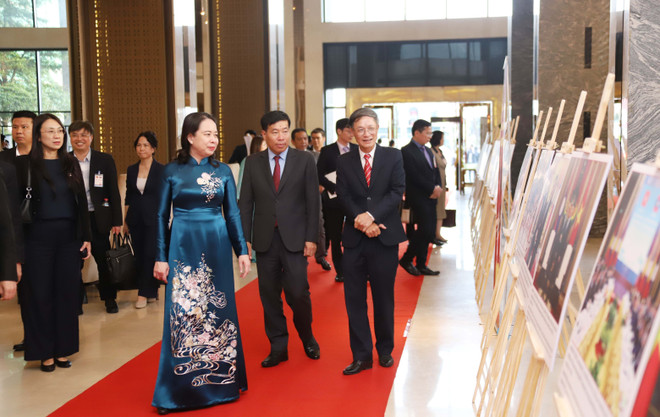 La vice-présidente Vo Thi Anh Xuân et l'ambassadeur du Vietnam au Laos Nguyên Minh Tâm visitent l'exposition sur les relations spéciales entre le Vietnam et le Laos. Photo : VNA vo-thi-anh-xuan.jpg