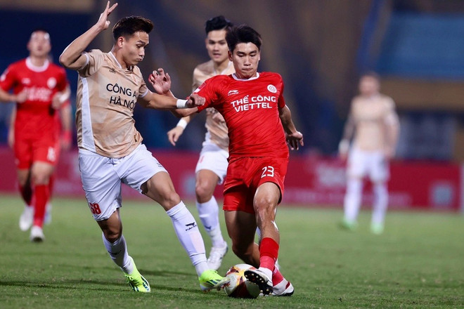Des joueurs de The Cong et de Police de Hanoi se battent pour un ballon lors d'un match. Photo : Dantri des-joueurs-de-the-cong-et-de-police-de-hanoi.jpg