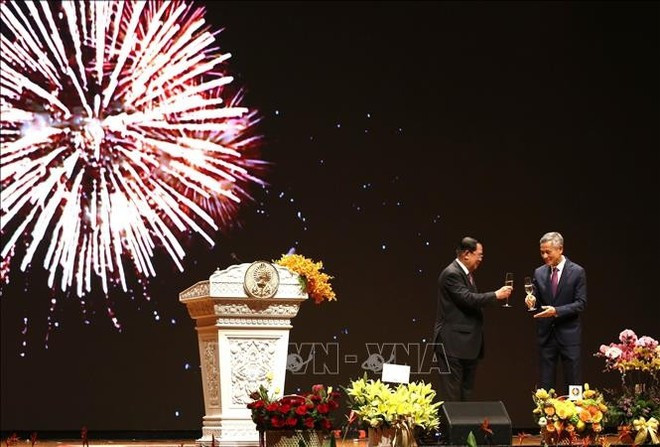 Le président du Sénat du Cambodge, Samdech Techo Hun Sen (à gauche), et l’ambassadeur Nguyên Minh Vu portent un toast lors de l’événement, à Phnom Penh. Photo : VNA samdech-techo-hun-sen-a-gauche.jpg
