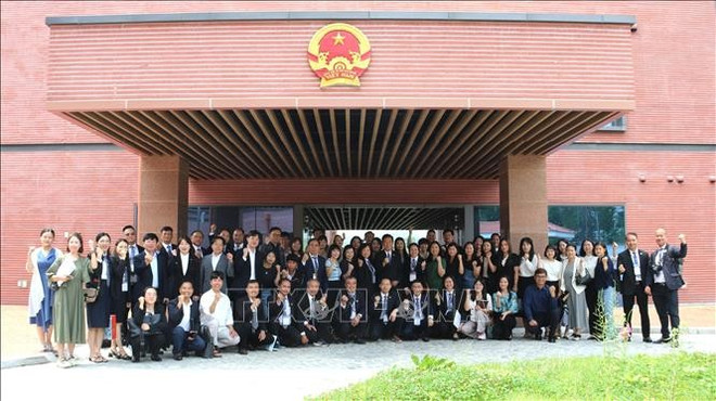 Les délégués posent pour une photo de groupe dans l'enceinte de l'ambassade du Vietnam en République de Corée. Photo: VNA ambassade-du-vietnam-en-republique-de-coree.jpg