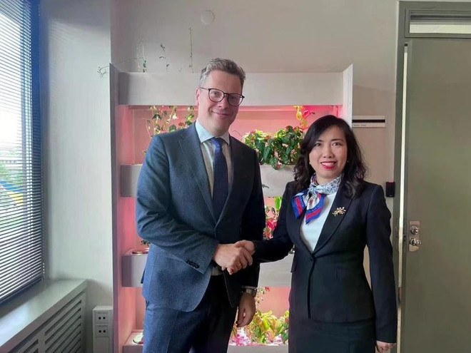 La vice-ministre des Affaires étrangères, Lê Thi Thu Hang (à droite), et le sous-secrétaire d'État estonien aux Affaires politiques, Martin Roger. Photo : baoquocte.vn le-thi-thu-hang.jpg