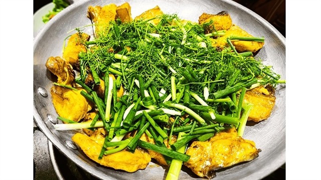 Le poisson grillé La Vong, spécialité de Hanoi, attire non seulement les habitants, mais aussi les visiteurs de la capitale. Photo : nhandan.vn poisson-grille-la-vong.jpg
