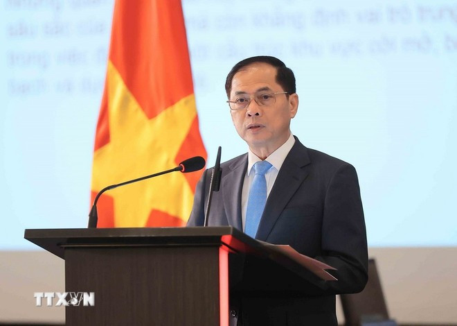 Le vice-Premier ministre et ministre des Affaires étrangères, Bui Thanh Son s'exprime lors de la réception en l'honneur du 30e anniversaire de l’adhésion du pays à l’Association des nations de l’Asie du Sud-Est (ASEAN) et le 58e anniversaire de la fondation du bloc régional. Photo: VNA bui-thanh-son-asean-discours.jpg
