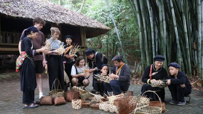 Des visiteurs découvrent les coutumes et le quotidien au sein du village de Thai Hai. Photo: Thai Hai visiteurs-thai-hai.jpg