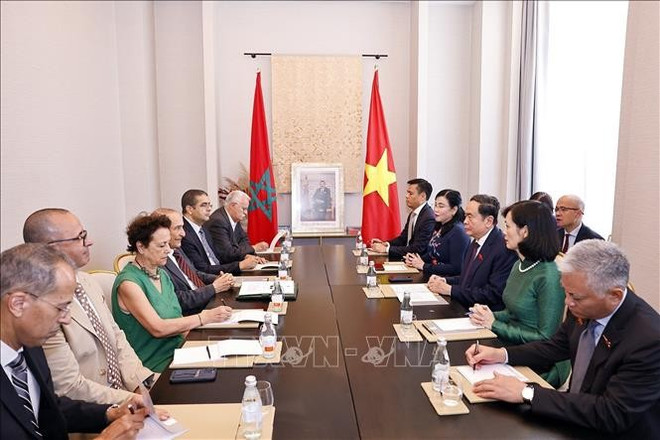 Le président de l’Assemblée nationale du Vietnam, Trân Thanh Mân reçoit le président de l’Association d’amitié Maroc-Vietnam, Mustapha El Ktiri. Photo : VNA tran-thanh-man-mustapha-el-ktiri-vna.jpg