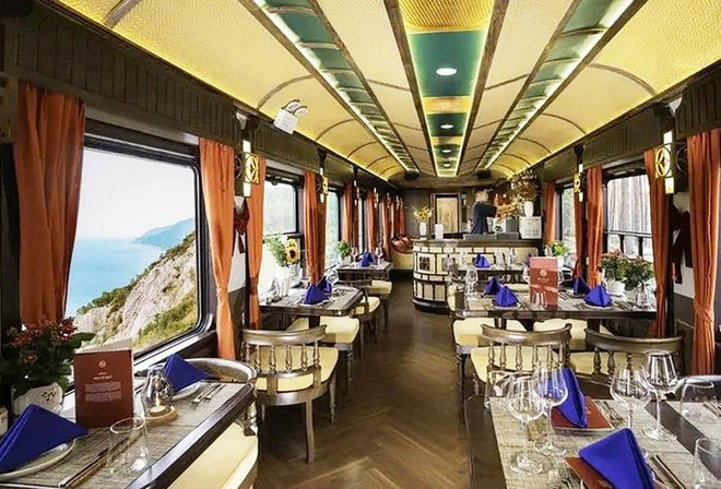 Le train SJourney, répondant aux normes de service cinq étoiles, attire de nombreux touristes internationaux pour une expérience inoubliable. Photo : PYS Travel train-sjourney.jpg