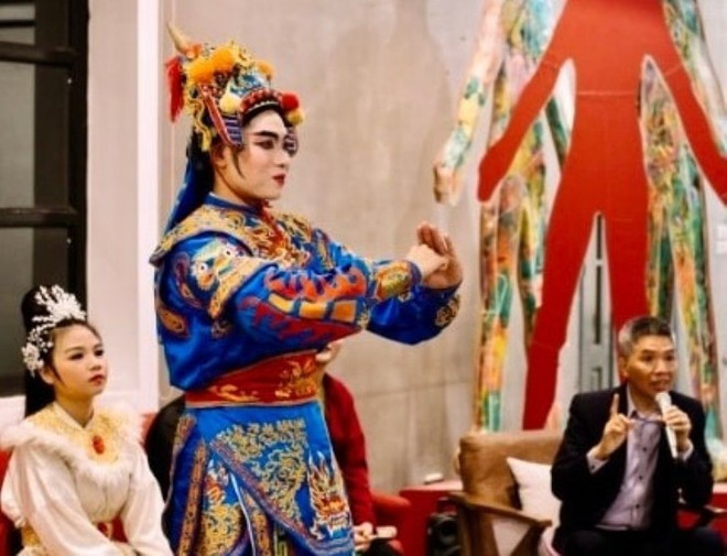 Le talk-show “Hạ Hồi” offre au public une occasion privilégiée d’échanger avec de grands artistes autour de l’art du tuông. Photo: comité d'organisation talk-show.jpg
