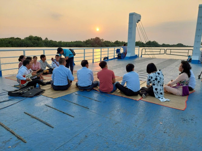 Une balade sur la rivière Vàm Co, à Tân Tru. Photo: baolongan.vn baolonganvn.jpg