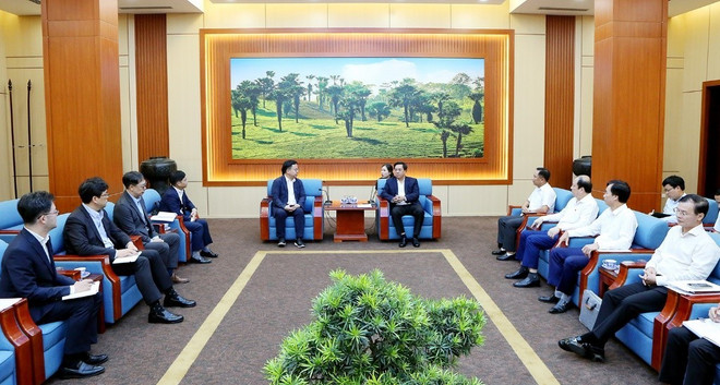 Vue de la séance de travail entre le Comité populaire de la province de Phu Tho et Lee Jin Woo, directeur principal de LG Energy Solution. Photo: kinhtemoitruong.vn lges-kinhtemoitruongvn.jpg