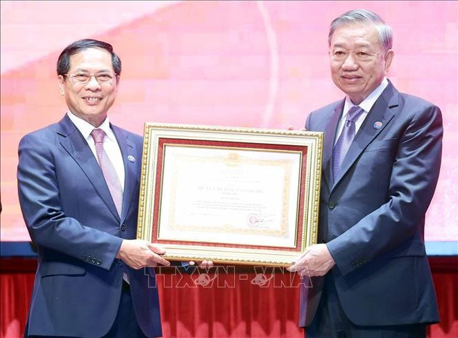 Le secrétaire général du Parti, Tô Lâm, décerne l’Ordre du Travail de première classe au secteur diplomatique vietnamien. Photo : VNA to-lam-ordre-du-travail.jpg