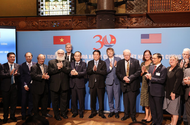 Le président vietnamien Luong Cuong pose avec les délégués lors de l’événement, à New York. Photo : VNA luong-cuong-new-york-5686.jpg