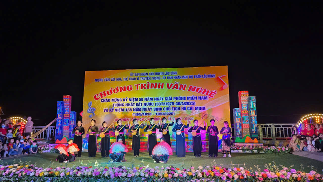 une-performance-du-club-hat-then-dan-tinh-de-khanh-xuan.png