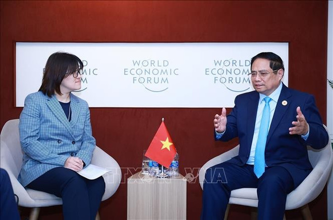 Le Premier ministre Pham Minh Chinh (à droite) rencontre Anne Tse, PDG de Pepsico pour la région Asie-Pacifique, le 25 juin. Photo : VNA anne-tse.jpg