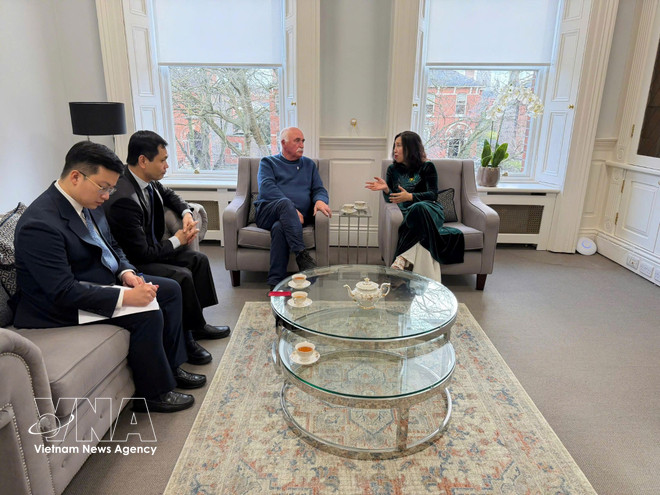 La vice-ministre des Affaires étrangères, Lê Thi Thu Hang (à droite) recevant Eugene Cartan, ancien secrétaire général du Parti communiste d’Irlande. Photo : VNA vnanet-eugene-cartan.jpg