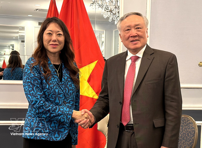 Le vice-Premier ministre permanent Nguyên Hoa Binh et la trésorière de l’État de Californie, Fiona Ma. Photo : VNA vnanet-fiona-ma.jpg
