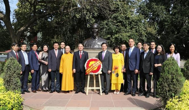 Le vice-président de l’Assemblée nationale du Vietnam, Nguyên Duc Hai et l'ambassadeur du Vietnam en Inde Nguyên Thanh Hai posent devant le monument du président Hô Chi Minh. Photo : VNA nguyen-duc-hai-ambassade.jpg