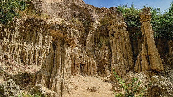 Une formation de stalagmites naturelles dans la zone de Suôi Tiên. Photo : CTV suoi-tien.jpg