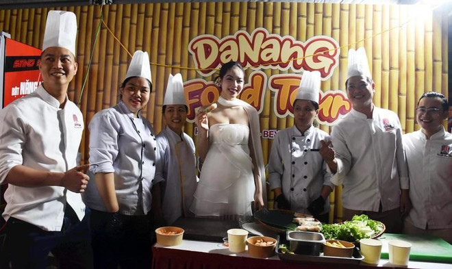 L'ambassadrice du tourisme de Danang, Miss International 2024, Huynh Thi Thanh Thuy, fait la promotion de la cuisine de Danang au Festival gastronomique de Dà Nang 2025. Photo: NDEL huynh-thi-thanh-thuy.jpg