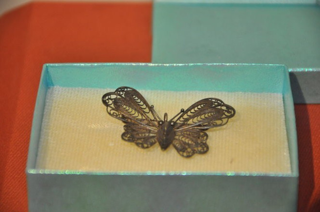 La broche en forme de papillon offerte par le Président Hô Chi Minh à la fille du Premier ministre thaïlandais Pridi Phanomyong. Photo : baophapluat.vn broche-en-forme-de-papillon.jpg