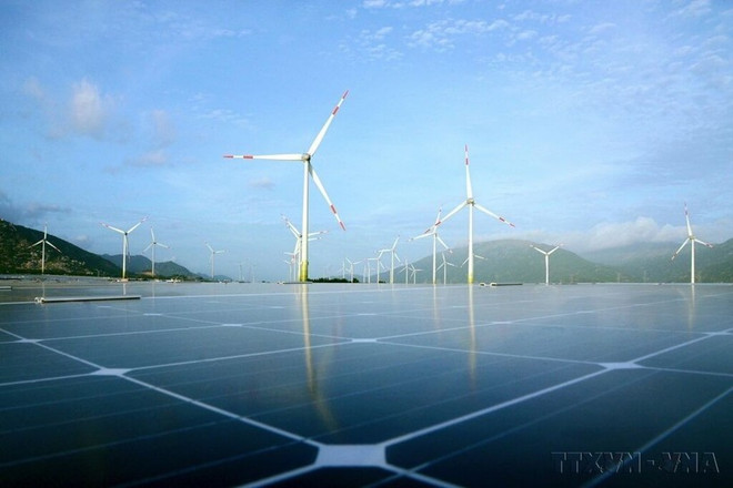 Le Vietnam intensifie ses investissements dans les infrastructures vertes et la décarbonation de ses secteurs industriels. Photo : VNA centrale-eolienne-et-solaire-dans-le-district-de-thuan-bac.jpg
