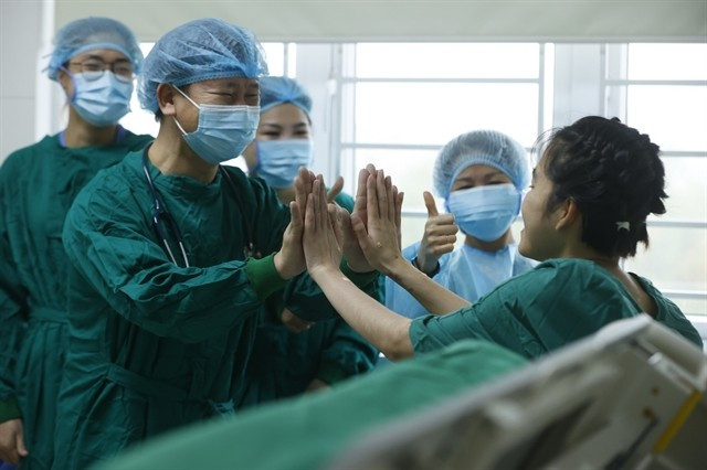 Une Vietnamienne de 21 ans s’est miraculeusement rétablie après une greffe pulmonaire à l’hôpital pulmonaire national au début de l’année 2024. Le succès de cette opération marque une avancée importante dans le secteur de la santé du Vietnam, apportant d’immenses avantages aux patients et à la communauté au sens large. Photo : VNA patiente-operee.jpg
