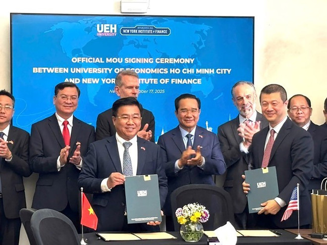 Signature du protocole d'accord sur la formation des ressources humaines entre l'Université d'économie de Hô-Chi-Minh-Ville et le New York Financial Institute. Photo : hcmcpv.org.vn universite-deconomie-de-ho-chi-minh-ville-et-le-new-york-financial-institute.jpg