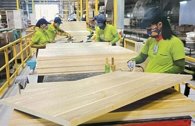 Ouvriers travaillant dans une usine de bois dans la province méridionale de Binh Duong. Photo : VNA binh-duong.jpg