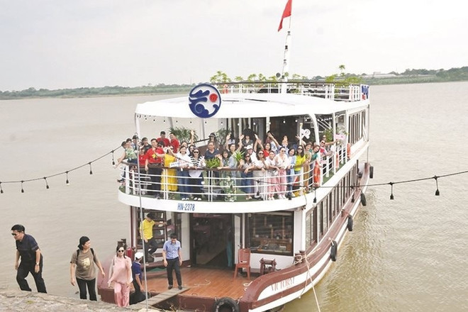 Le tourisme fluvial répond aujourd’hui à la fois à la demande des clientèles pour des expériences touristiques nouvelles et ressourçantes et au souhait des pouvoirs public de diversifier l’offre de séjour à Hanoi, en valorisant les patrimoines naturels et culturels. Photo : hanoimoi.vn fleuve-rouge.jpg