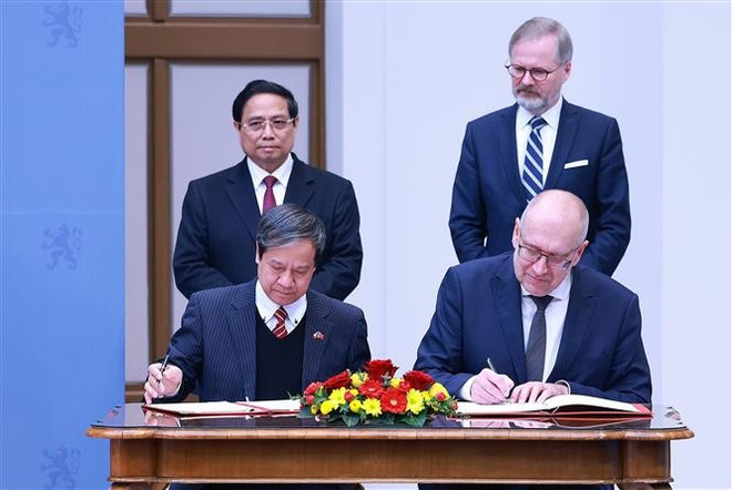 Le Premier ministre vietnamien Pham Minh Chinh et son homologue tchèque Petr Fiala supervisent la signature des accords de coopération entre les deux pays. Photo: VNA pham-minh-chinh-petr-fiala-accord.jpg