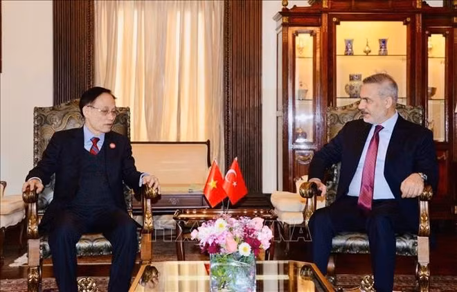 le-hoai-trung-hakan-fidan.jpg