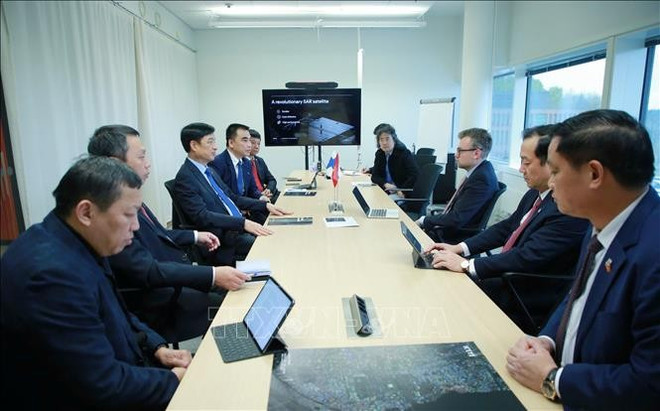Nguyên Duy Ngoc (centre, à gauche), membre du Politburo, président de la Commission de contrôle du du Comité central du Parti lors de sa visite de la compagnie de technologie spatiale ICEYE. Photo : VNA iceye.jpg