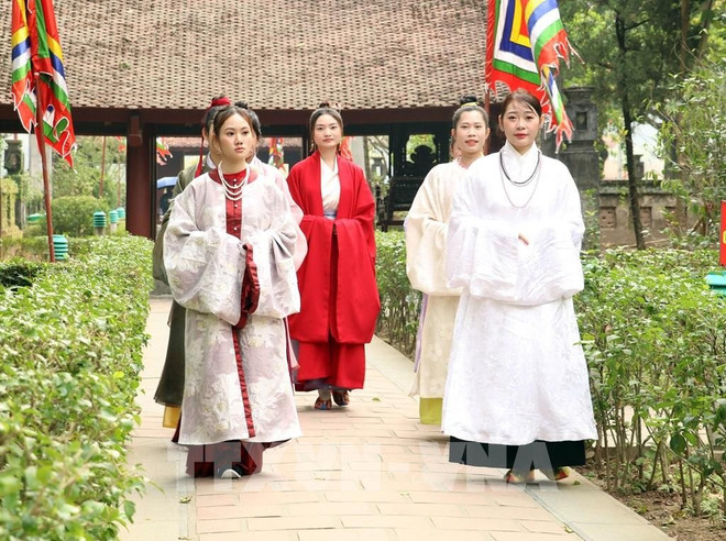 costumes-imperiaux-dai-co-viet-vna.jpg