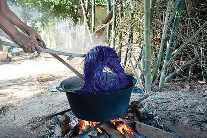 Teinture de fils de carex. Photo : tourdanangcity.vn teinture-de-fils-de-carex.jpg
