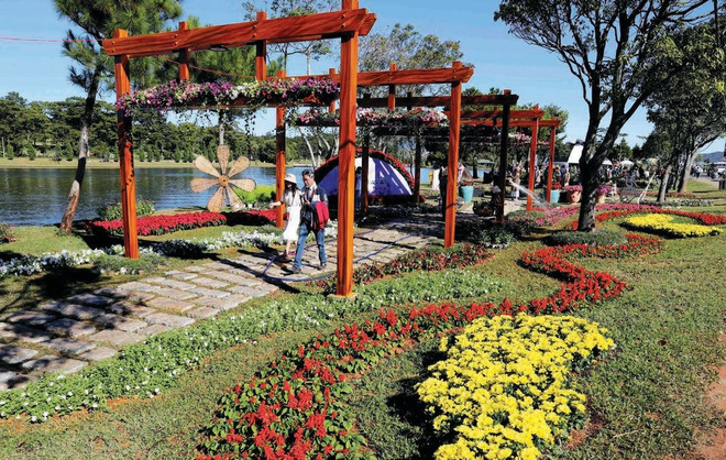 Jardin de fleurs au bord du lac Xuân Huong à Dà Lat, province de Lâm Dông. jardin-de-fleurs-au-bord-du-lac-xuan-huong.jpg