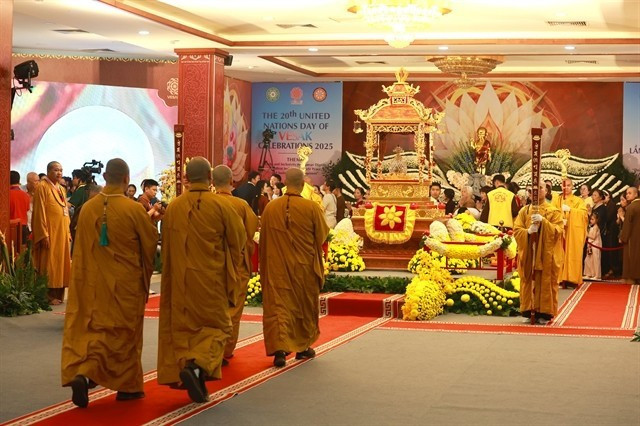Les reliques sacrées sont conservées au premier étage du hall principal de la pagode Quán Su du 14 mai au matin du 16 mai. Photo: VNA pagode-quan-su.jpg