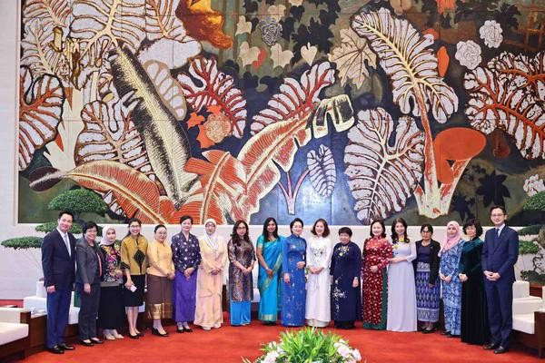 L'épouse de la présidente de l'Assemblée nationale Nguyên Thi Thanh Nga et les membres du Cercle des femmes de l'ASEAN visitent la salle des traditions de l'Assemblée nationale. Photo: VNA nguyen-thi-thanh-nga.jpg