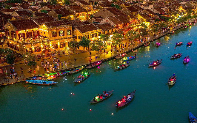 Quand la nuit tombe, la vieille ville de Hôi An, classée patrimoine culturel mondial par l’UNESCO, est illuminée de milliers de lanternes. Photo: Internet hoi-an.jpg