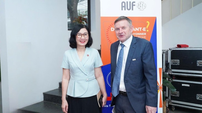 Lê Thi Thu Thuy, présidente du Conseil d’établissement et Edgar Doerig, Représentant de l’OIF pour l’Asie et le Pacifique. Photo: AUF le-thi-thu-thuy.jpg