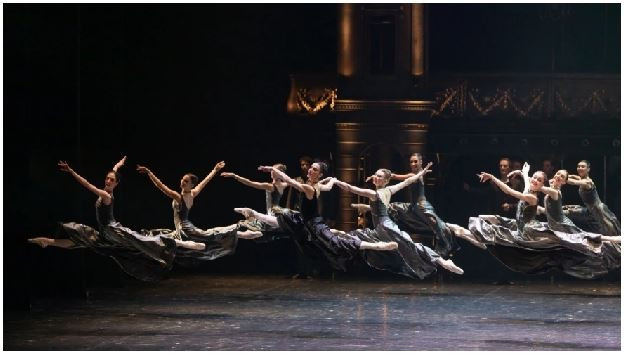 Entre les mains de ce chorégraphe visionnaire, chaque mouvement est plus qu’une technique : il devient le langage de l’émotion, la voix de l’âme racontant son histoire à travers le corps humain. Photo : Comité d’organisation eifman-ballet.jpg