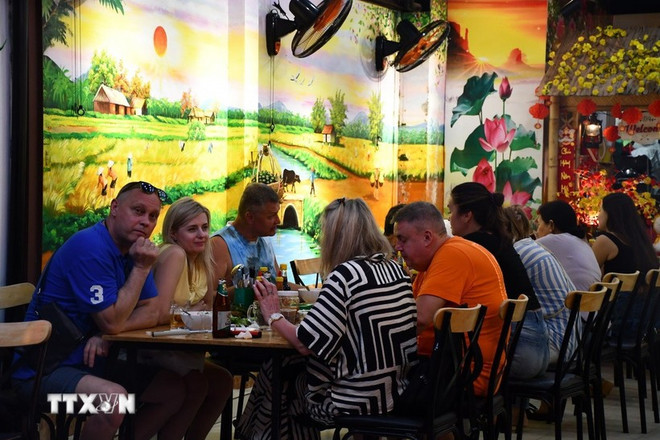 Touristes russes dans un restaurant à Khanh Hoa. Photo : VNA touristes-russes-dans-un-restaurant-a-khanh-hoa.jpg