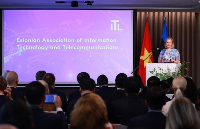 La représentante d’une entreprise estonienne prend la parole lors du forum. Photo : VNA forum-des-affaires-vietnam-estonie-vna.jpg