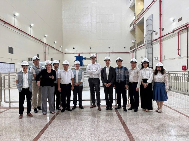 La délégation europérenne visite le site du projet. Photo : ambassade de France au Vietnam delegation-europerenne.jpg