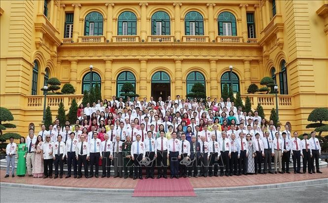 Le président Luong Cuong pose pour une photo souvenir avec les journalistes chevronnés, à Hanoi, le 20 juin. Photo : VNA luong-cuong-journalistes.jpg